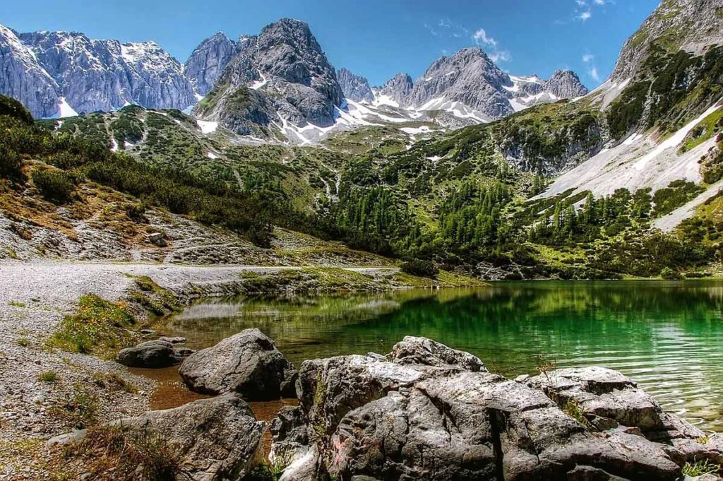 Tirol in Österreich, Blick auf die Alpen und Bergsee