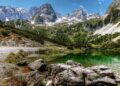 Tirol in Österreich, Blick auf die Alpen und Bergsee